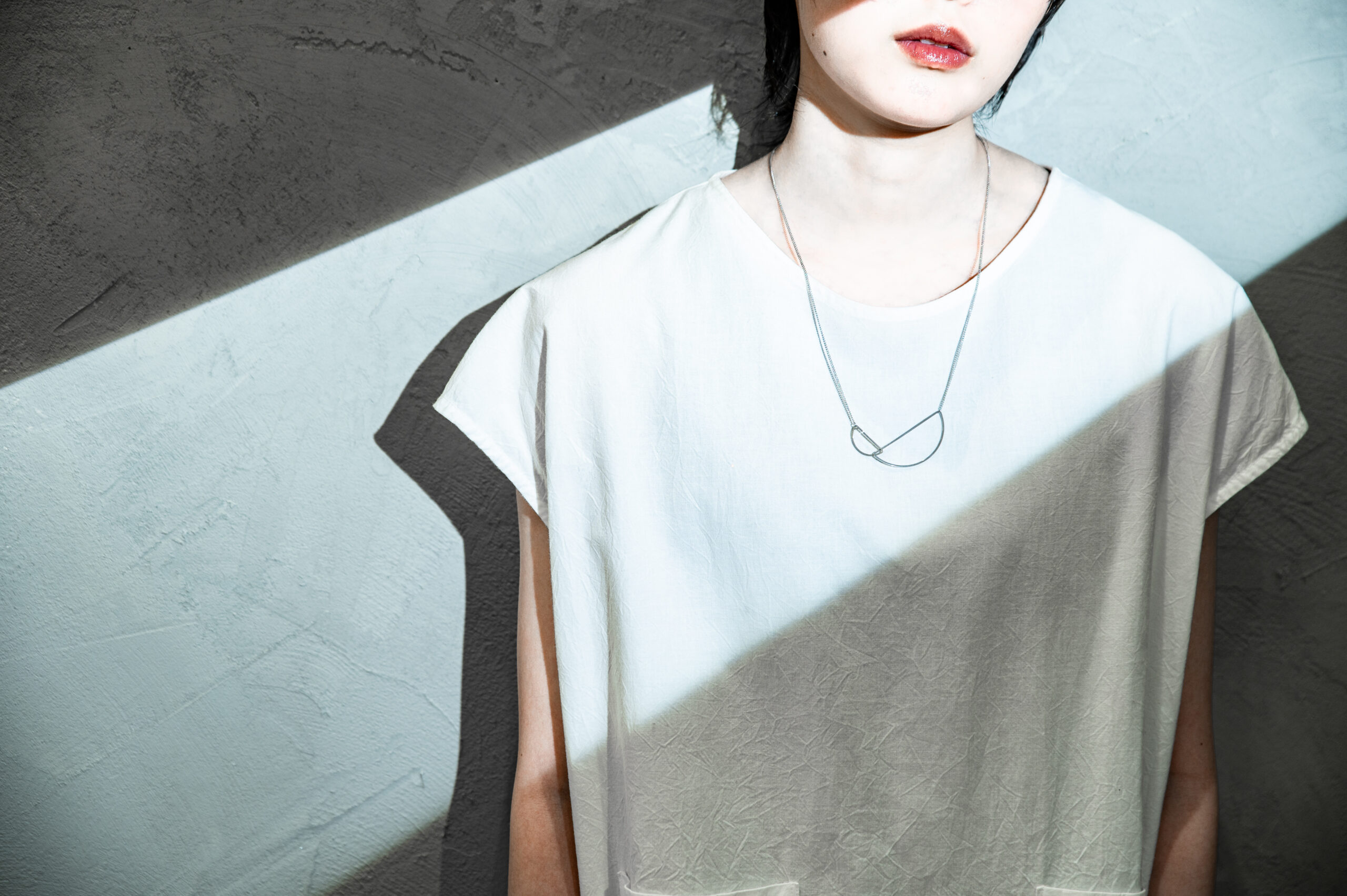 to SHAPES Semicircle ネックレスを着用したモデル