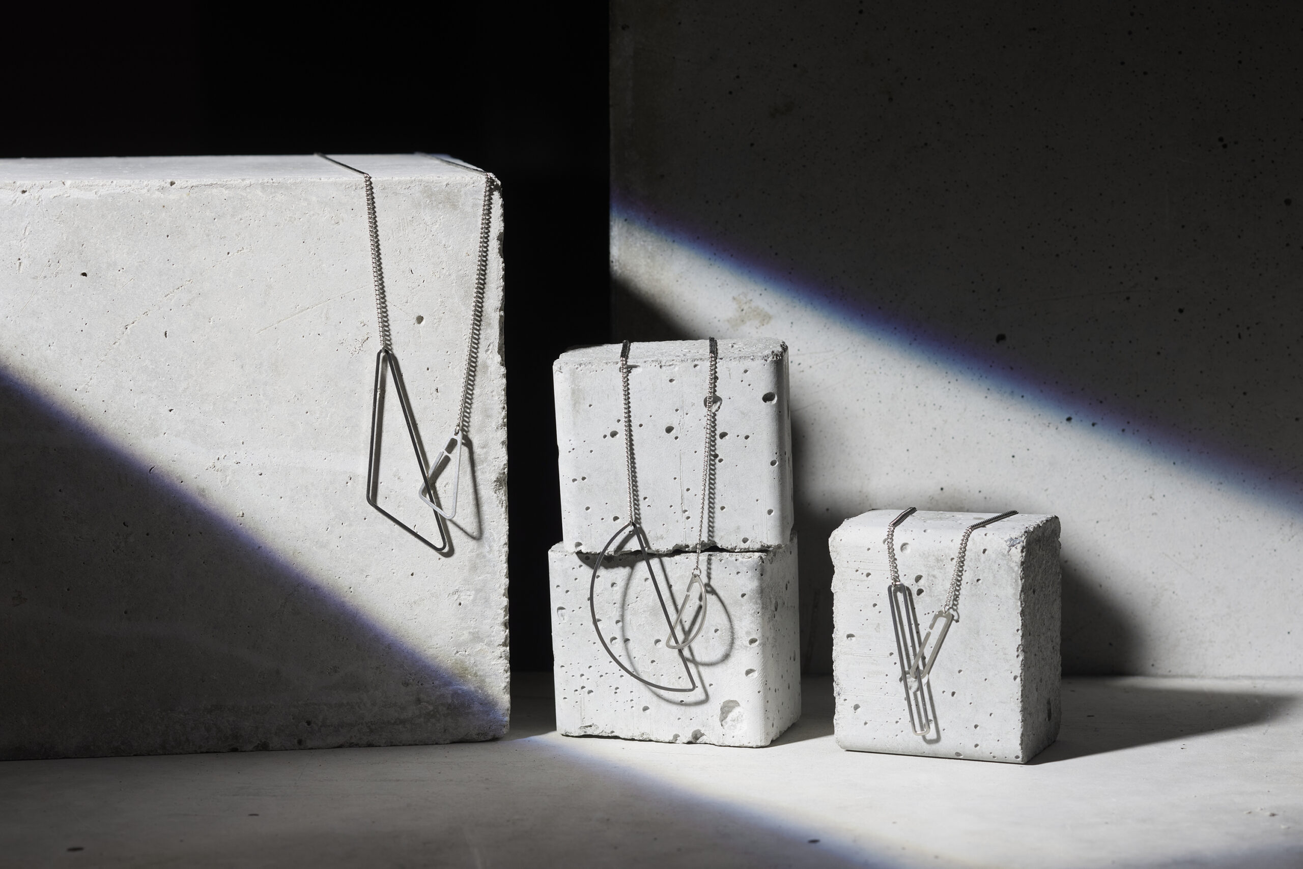 to SHAPES ネックレスを石膏ブロックに掛けた物撮り