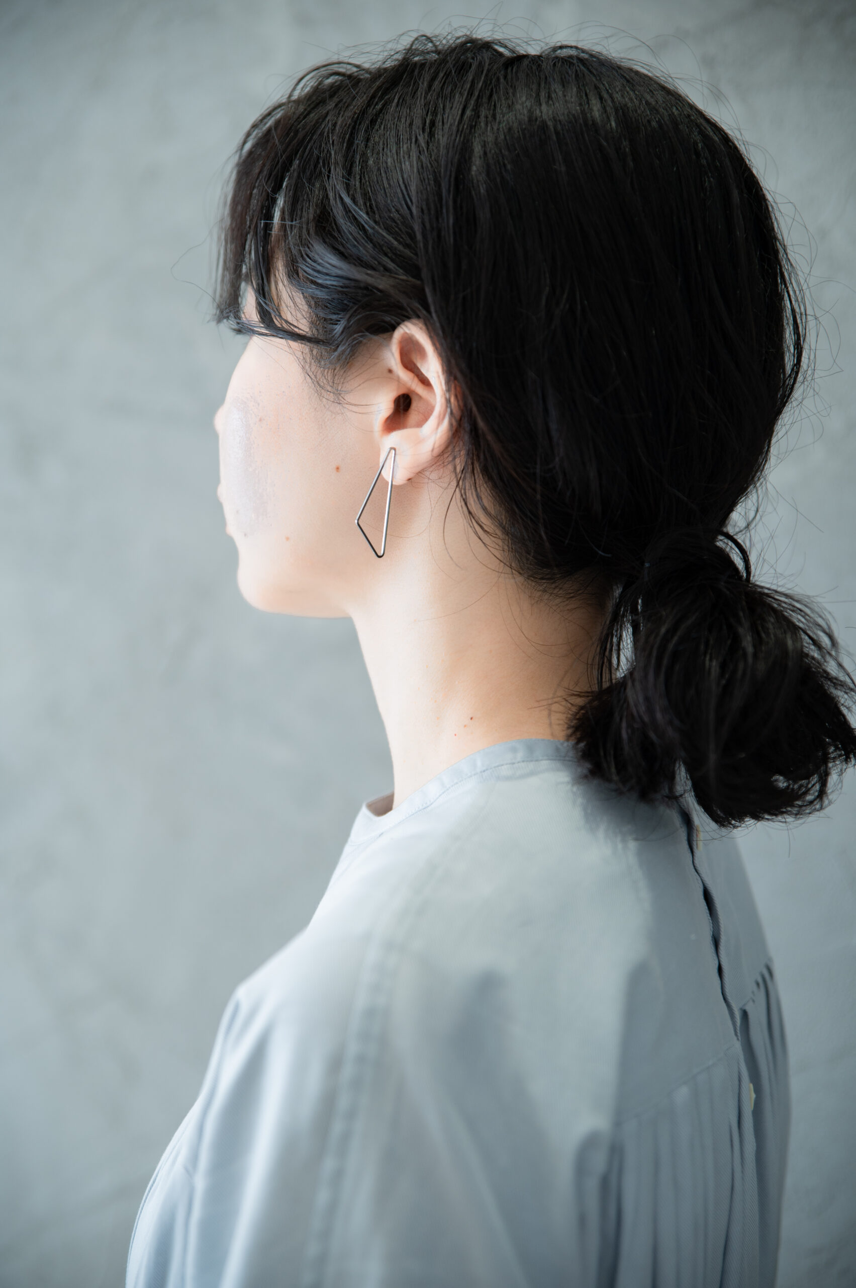 to SHAPES ピアスを着用した横顔